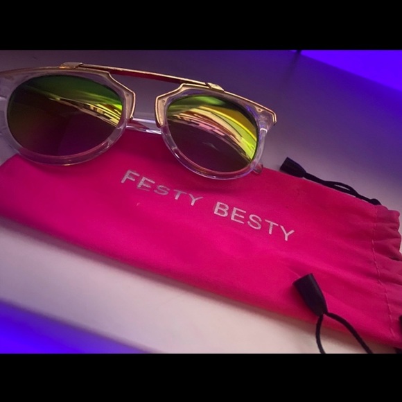 NWOT Festy Besty Sunglasses with Case - Picture 2 of 2